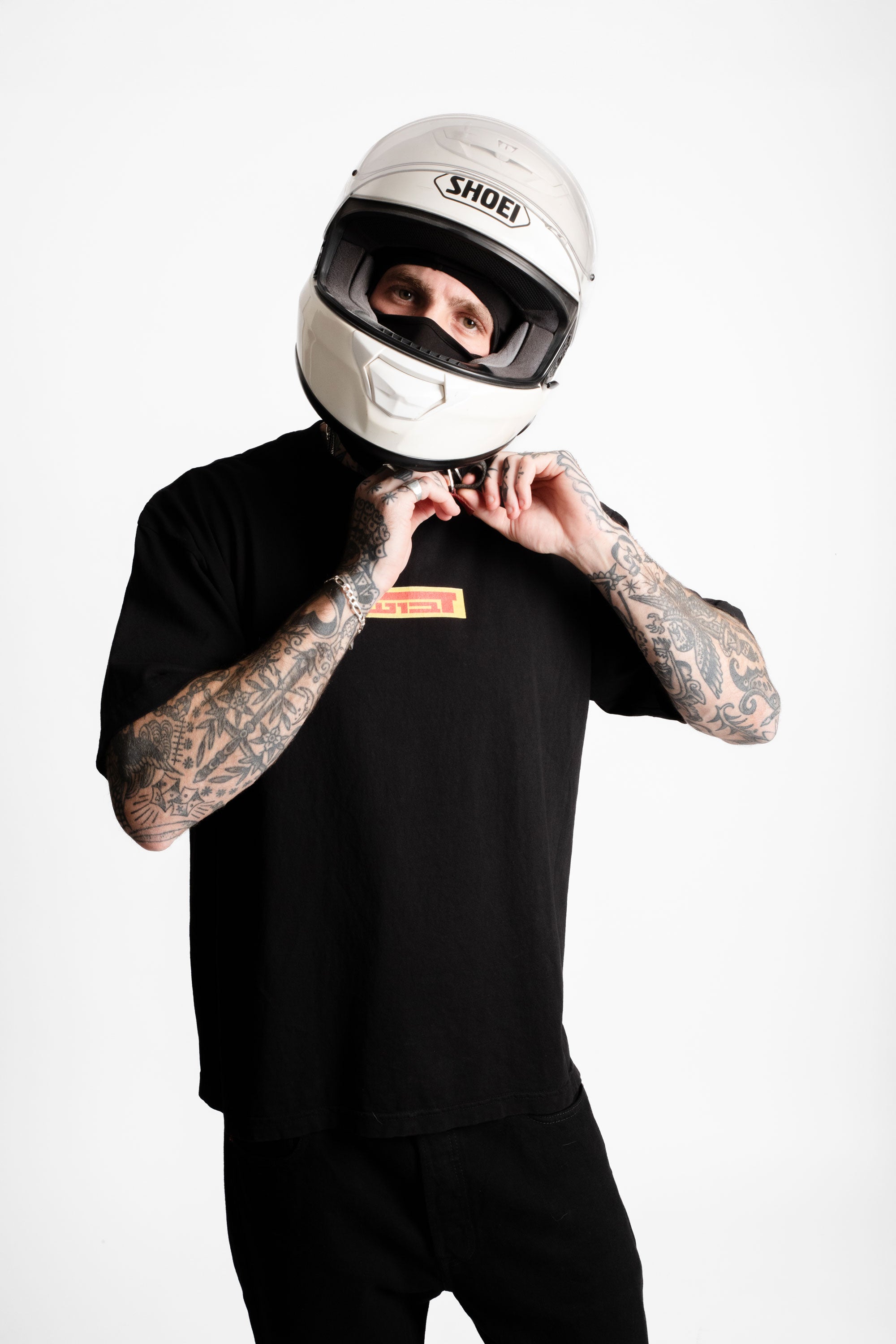 DABUSH MOTORACING T-SHIRT. 100% Cotton, oversized tee with Back and front print. Made in Tel aviv. Shop and view the latest Drops from the official DABUSH website. Worldwide Shipping. DABUSH is a publishing house, design studio and a brand based in Tel Aviv, Israel.
דבוש, אופנה ישראלית, אופנת רחוב, מותג ישראלי, אופנה מקומית, סטריט סטייל, חולצות, חולצות אוברסייז, מותג תל אביבי, תל אביב 2025, אופנה ישראלית מודרנית, יוניסקס TLV.
בייסיק איכותי , טי שירטים יוניסקס, בגדי יוניסקס, בגדי קיץ.