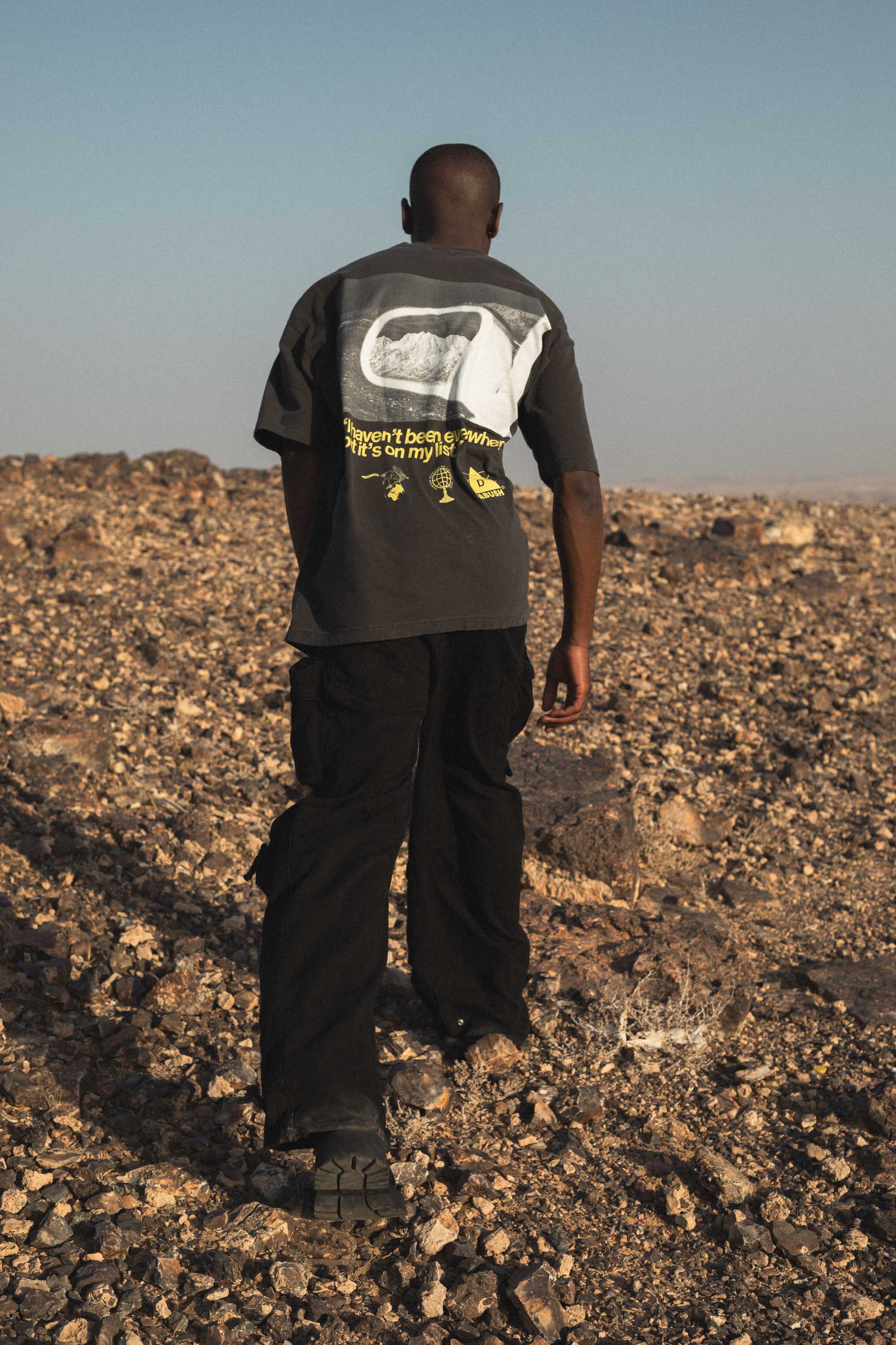 TRAVEL GUIDE T-SHIRT WASHED BLACK