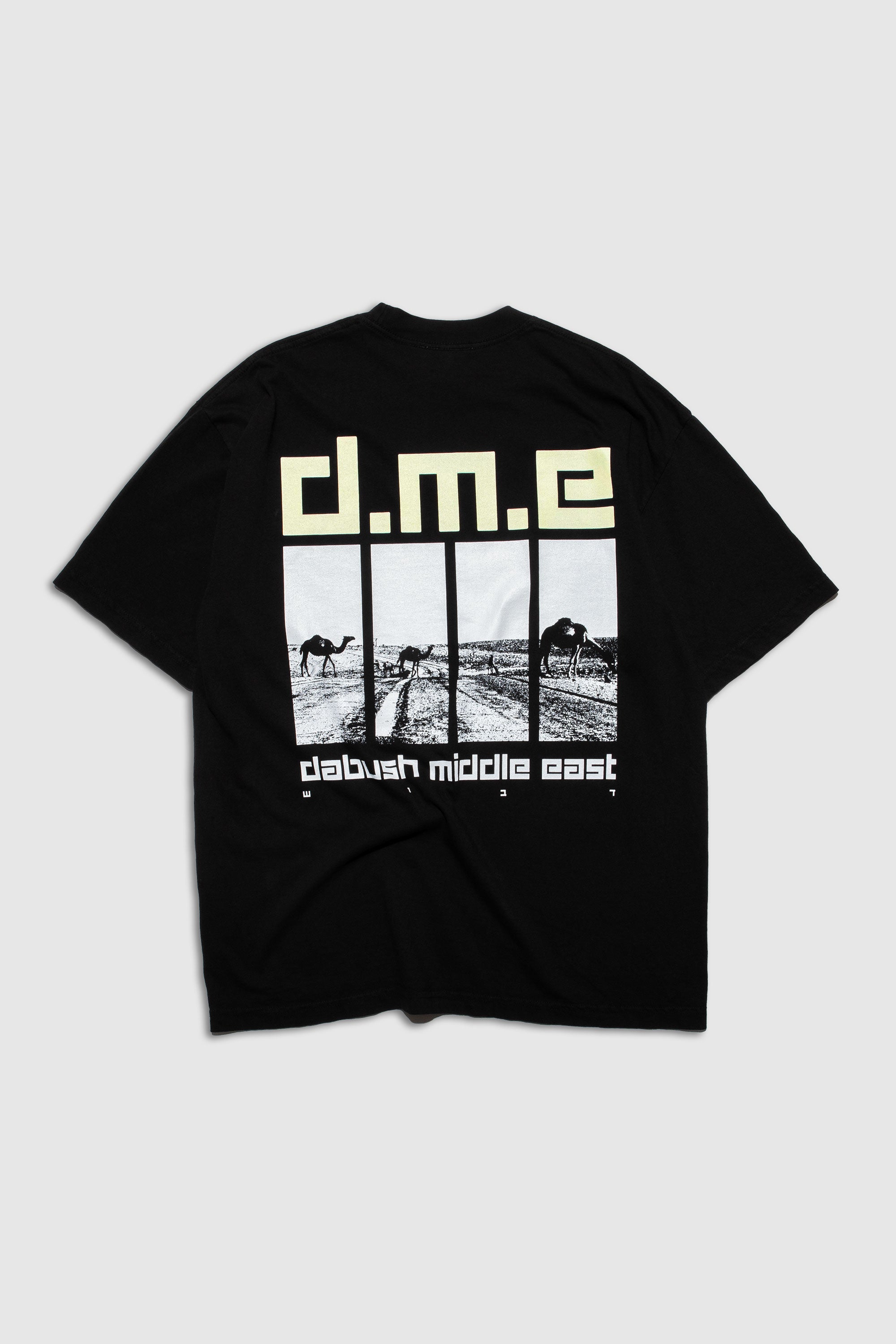 An oversized DABUSH t-shirt in black, made from 100% cotton with printed graphics DABUSH MIDDLE EAST.
אוברסייז טישרט של דבוש בצבע שחור, עשויה 100% כותנה עם גרפיקה ענקית מקדימה ומאחורה.