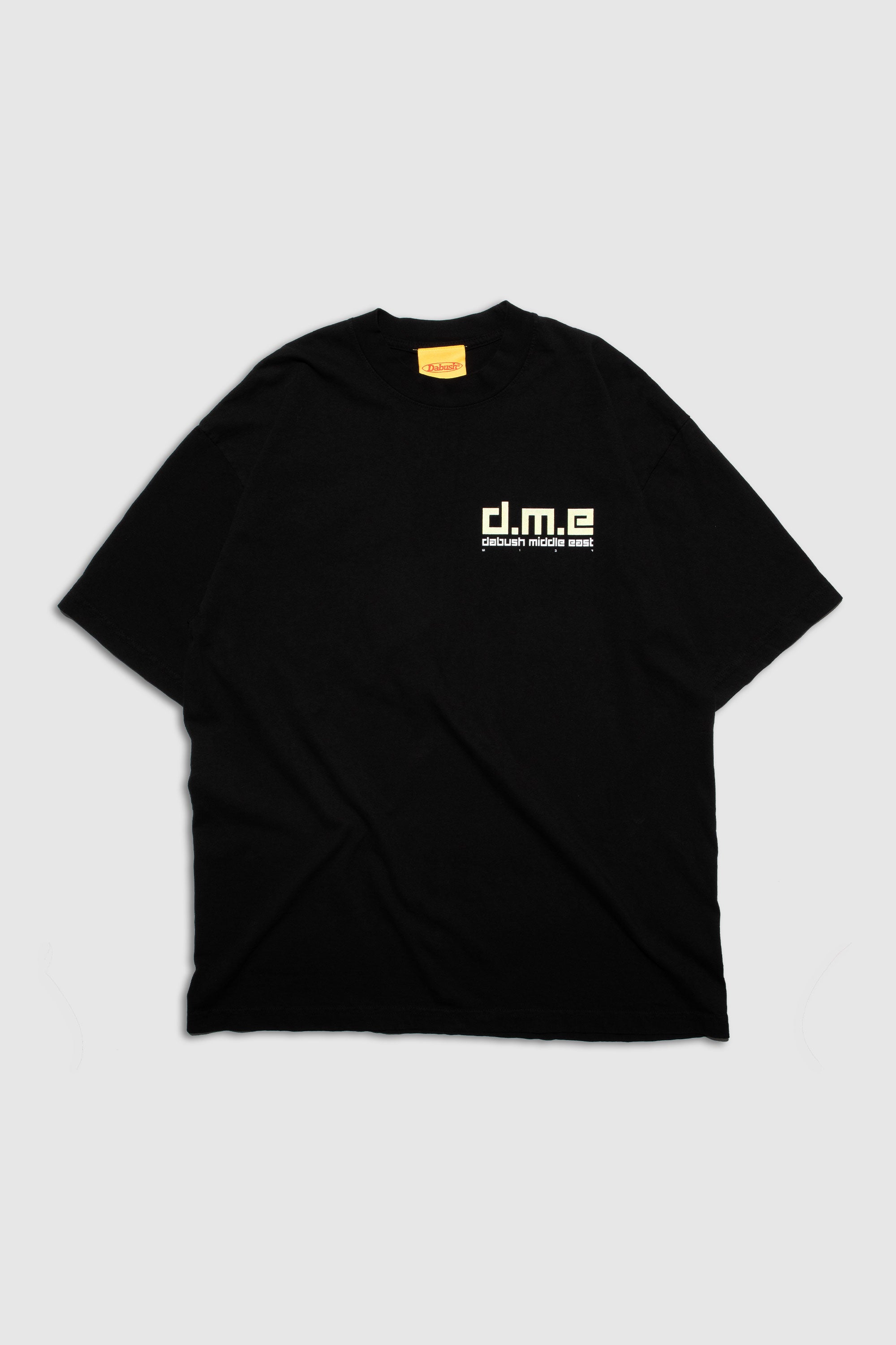 An oversized DABUSH t-shirt in black, made from 100% cotton with printed graphics DABUSH MIDDLE EAST.
אוברסייז טישרט של דבוש בצבע שחור, עשויה 100% כותנה עם גרפיקה ענקית מקדימה ומאחורה.