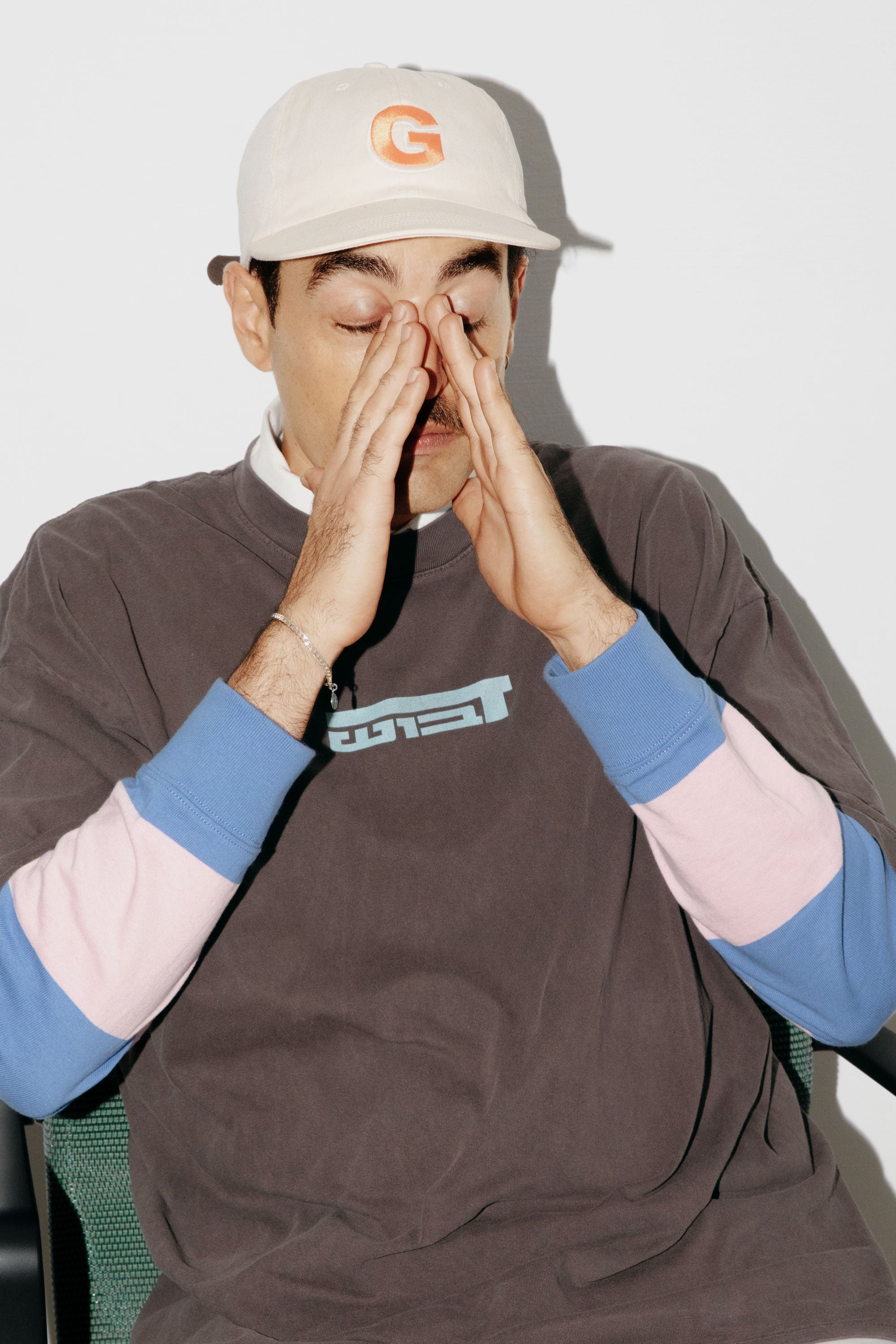 A model wearing an oversized DABUSH t-shirt in washed brown, made from 100% cotton.

דוגמן לובש טישרט אוברסייז של דבוש בצבע חום שטוף, עשויה 100% כותנה עם לוגו בצבע תכלת.
